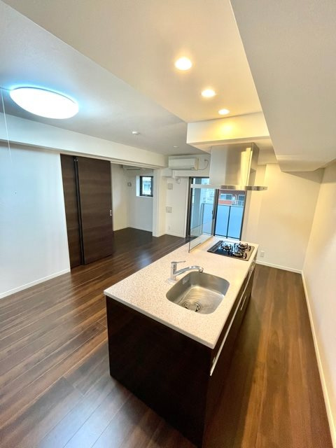 レジディア三軒茶屋Ⅲ　１Fコンビニ　アイランドキッチン　ファミリー向けの居間・リビング