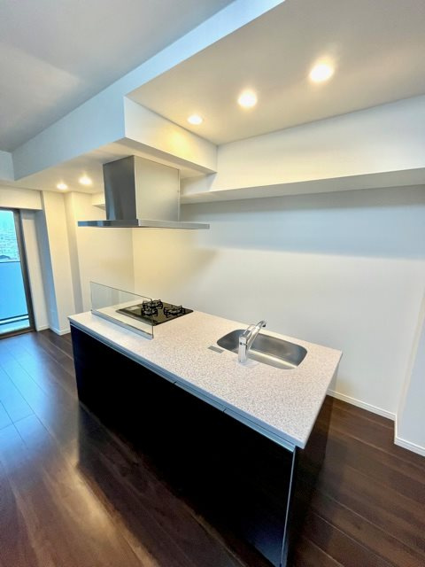 レジディア三軒茶屋Ⅲ　１Fコンビニ　アイランドキッチン　ファミリー向けのキッチン