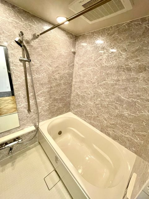 レジディア三軒茶屋Ⅲ　１Fコンビニ　アイランドキッチン　ファミリー向けの浴室