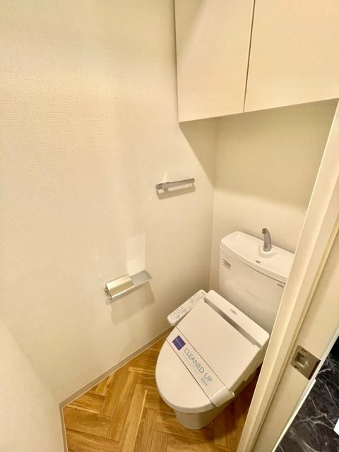 レジディア三軒茶屋Ⅲ　１Fコンビニ　アイランドキッチン　ファミリー向けのトイレ