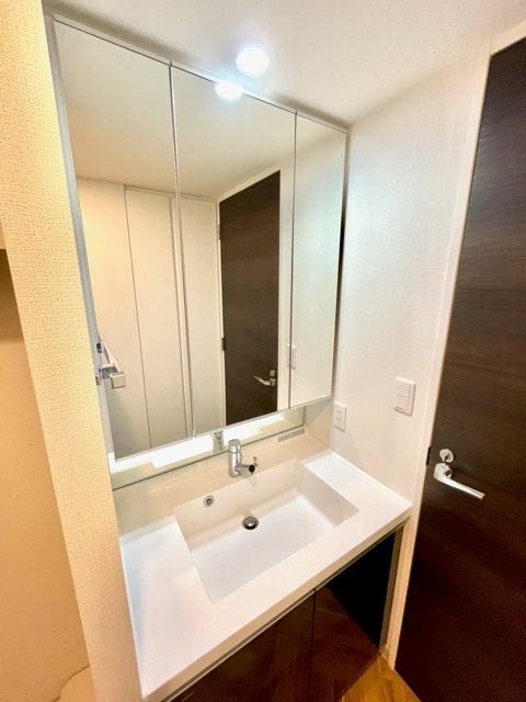 レジディア三軒茶屋Ⅲ　１Fコンビニ　アイランドキッチン　ファミリー向けの洗面所