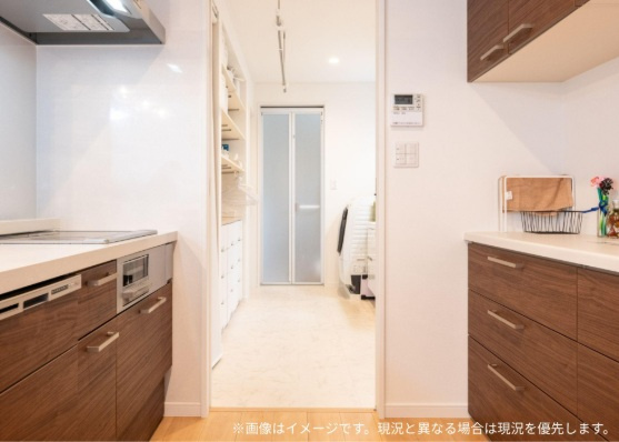 山形市みはらしの丘2丁目　新築の独立洗面台|キッチンの隣が脱衣室になっています。水回りがまとまっているので家事を楽にしてくれます。