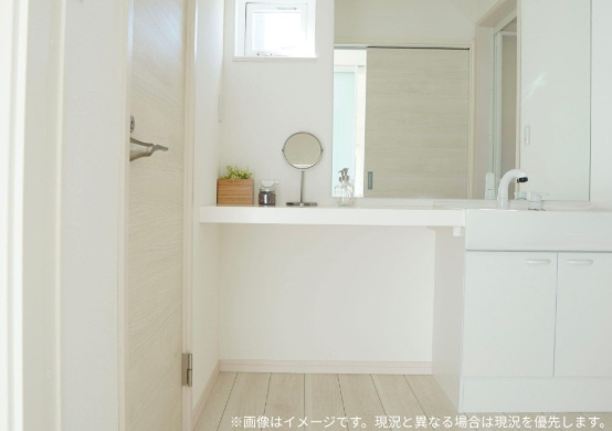山形市みはらしの丘2丁目　新築の洗面所|玄関近くに洗面台を設置していますので、帰宅後すぐに手洗いすることができます。洗面台の隣にはカウンターを設置、メイクや身支度のスペースとしてお使いいただけます！