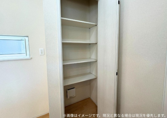 山形市みはらしの丘2丁目　新築の収納|キッチンにはパントリーがついています。可動棚ですのでお好きな高さに変えられます。