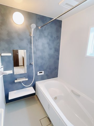 【中古戸建】伊勢崎市寿町の浴室|1日の疲れを癒せるお風呂♪足がのばせるほど広いお風呂にはエコベンチも搭載！小さいお子様を座らせれば一緒にお風呂へ入っても安心。浴室暖房乾燥機付きなので洗濯物も乾かせます。