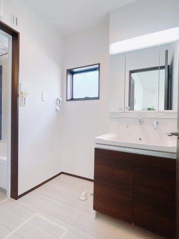 【中古戸建】伊勢崎市寿町の独立洗面台|通常より広いタイプの洗面所になっています。のびのびと使える洗面所には寒い冬にストーブをおいても邪魔になりません♪