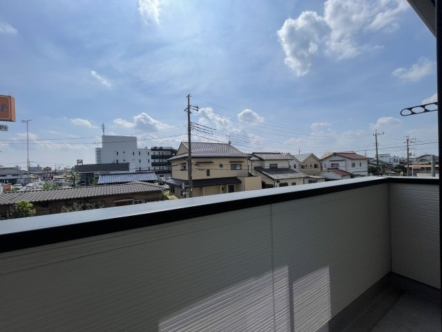 【中古戸建】伊勢崎市寿町のバルコニー|バルコニーから入る日差しは暖かく、爽快な朝の目覚めを促してくれます♪洗濯物やお布団を干して太陽の香りを吸い込んだお布団で夜はおやすみください。