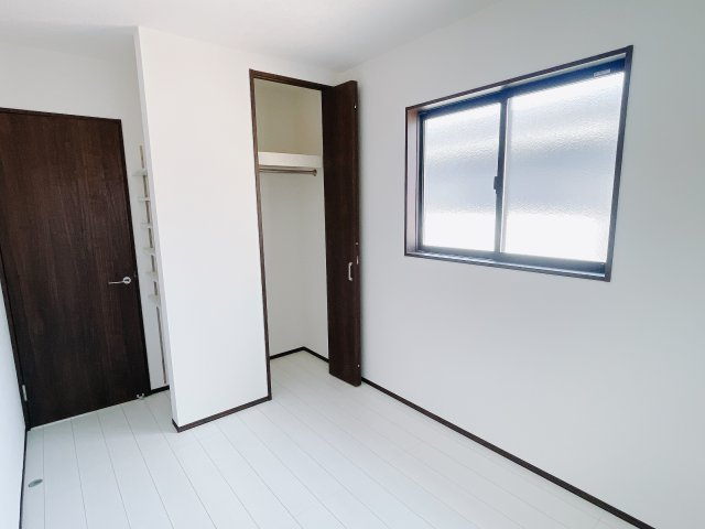 【中古戸建】伊勢崎市寿町の洋室|広い寝室ならインテリアも自由自在にお楽しみいただけます♪お外から帰ってきた後は寝室でゆっくり自分の時間をお過ごしください。