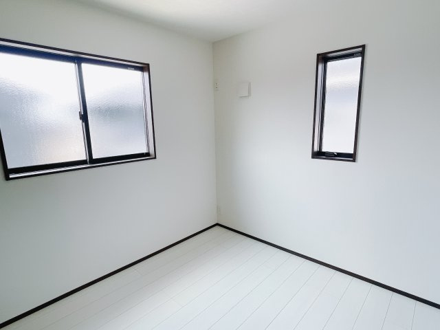 【中古戸建】伊勢崎市寿町の洋室|ダブルベッドを置いても充分な広さを2Ｆのお部屋に設けております。お子様と家族みんなで寝るのも夢じゃありません♪窓からは光が差し込むので日中でも明るいお部屋です。