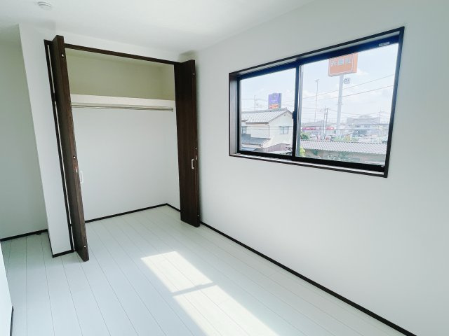 【中古戸建】伊勢崎市寿町の洋室|広い寝室ならインテリアも自由自在にお楽しみいただけます♪お外から帰ってきた後は寝室でゆっくり自分の時間をお過ごしください。