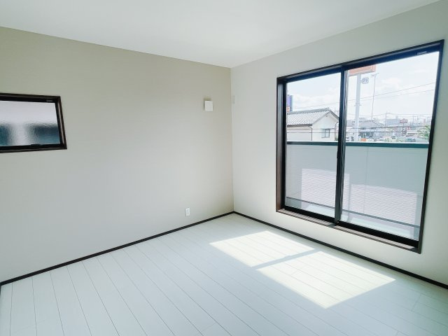 【中古戸建】伊勢崎市寿町の洋室|子供部屋のメリットは「自立心を養うことができる」「自分で整理整頓できるようになる」そして、お子様が成長した際には「プライバシーを確保できる」といい事だらけ♪