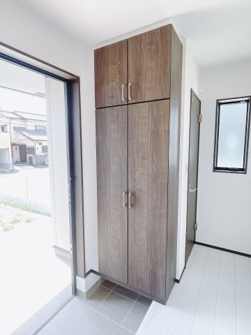 【中古戸建】伊勢崎市寿町の玄関|毎日の「いってらっしゃい」や「お帰りなさい」を大切なご家族と過ごす玄関は〈使いやすさ〉を追求しております。玄関横の物入は急な来客時でもさっとお片付けできるスペースを確保しています。