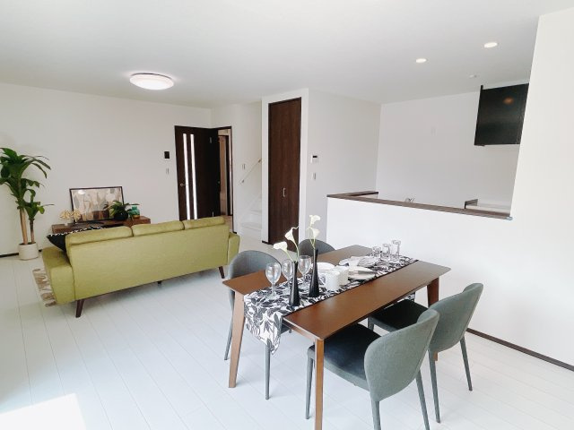 【中古戸建】伊勢崎市寿町の居間・リビング|リビングに収納が多いのでお子様の遊び道具をしまうのに適しています。快適な空間＝豊富な収納！常に広々とした空間の中でゆっくりとお過ごしできます。