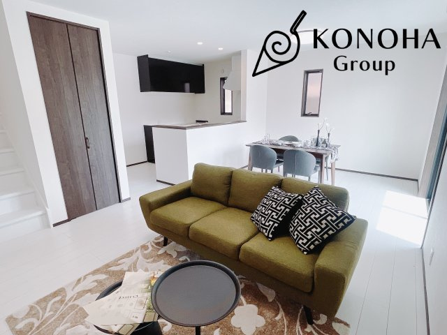 【中古戸建】伊勢崎市寿町の居間・リビング|リビングアクセス階段プラン採用！こちらのプランは必ずリビングに皆が顔を合わせる仕様になっていますので、家族とのコミュニケーションがとりやすく絆が深まります。