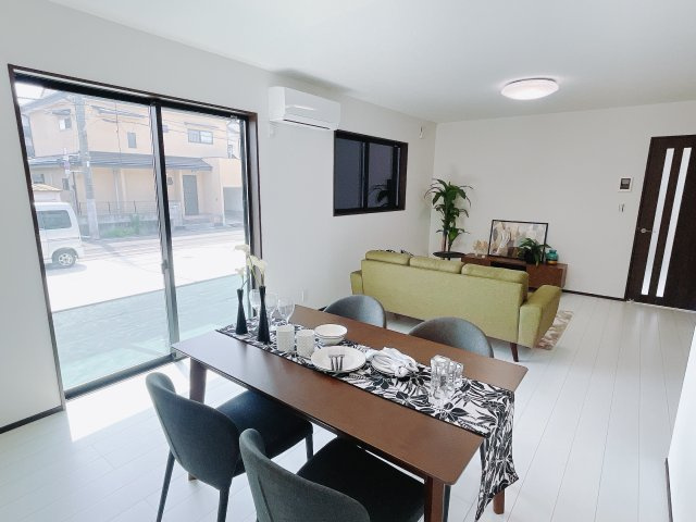 【中古戸建】伊勢崎市寿町の居間・リビング|これから長く住むお家のリビングには毎日気持ちのいい日差しが差し込みます。ポカポカ日向ぼっこをしながらお昼寝をするのもいいですね♪明るいリビングに気分も晴れやかに♪