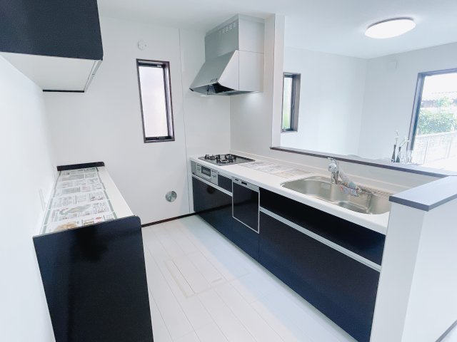 【中古戸建】伊勢崎市寿町のキッチン|見通しの良いオープンキッチンになっています♪子供達もいつもママのそばにいられる安心感が生まれる設計になっているので、小さなお子様がいるご家庭にもピッタリです♪