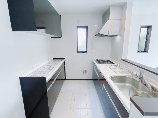 【中古戸建】伊勢崎市寿町のキッチン|調理器具の出し入れが便利なスライド収納♪毎日家事を頑張る皆さまにおすすめしたいポイントです(*^^*)