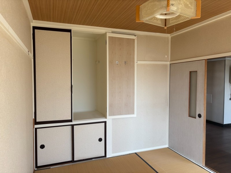 ＼リノベで生まれ変わる!?／【釧路市興津】神田マンションの和室|落ち着ける和室。たっぷり収納できる押入れ付きです。