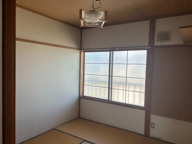 ＼リノベで生まれ変わる!?／【釧路市興津】神田マンションの和室|日当たり良好、心落ち着く和の空間。