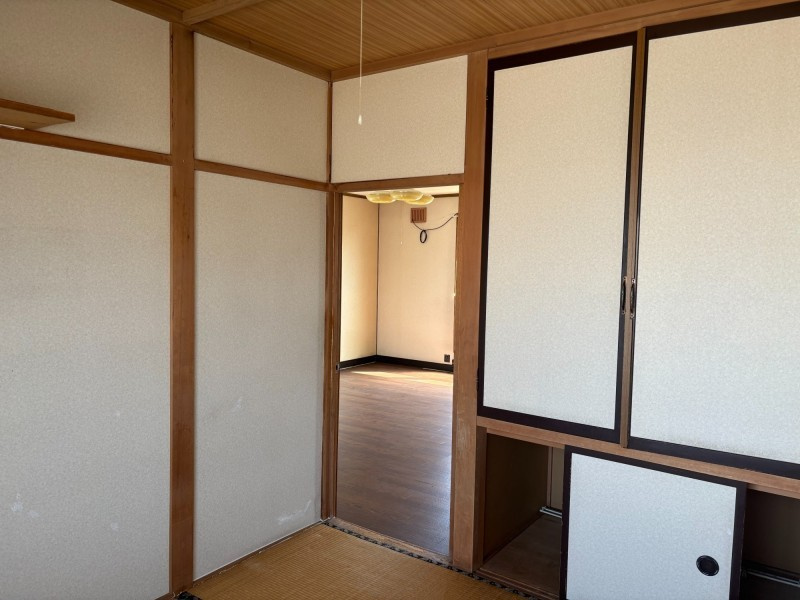 ＼リノベで生まれ変わる!?／【釧路市興津】神田マンションの和室|
押し入れと隣室でゆとりある間取り。