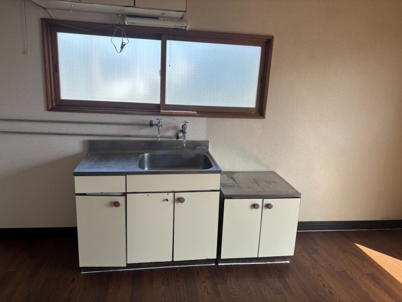 ＼リノベで生まれ変わる!?／【釧路市興津】神田マンションのキッチン|シンクと作業台で料理もスムーズに。