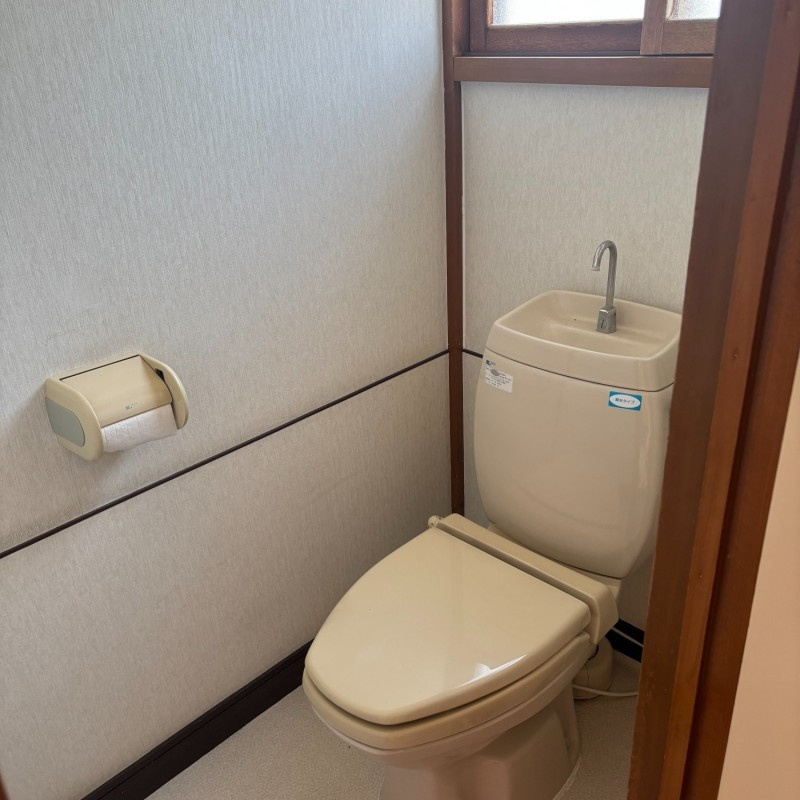 ＼リノベで生まれ変わる!?／【釧路市興津】神田マンションのトイレ|窓があり、換気も可能な明るいトイレです。