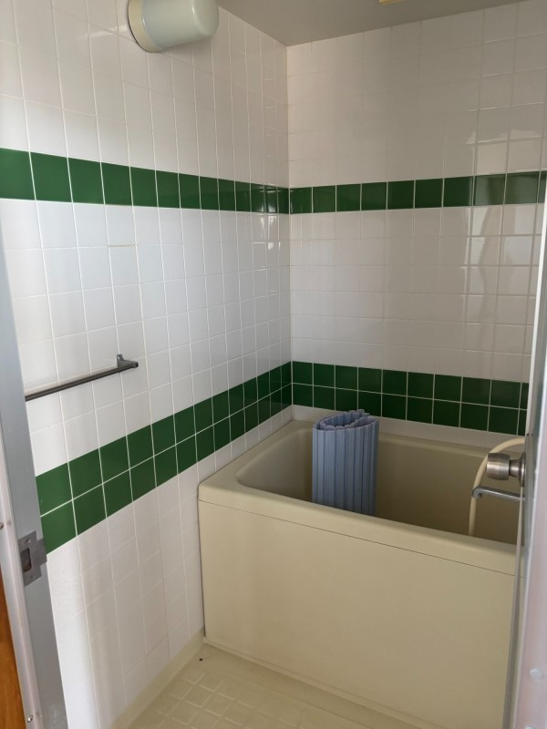 ＼リノベで生まれ変わる!?／【釧路市興津】神田マンションの浴室|明るく清潔感のあるタイル張りの浴室。