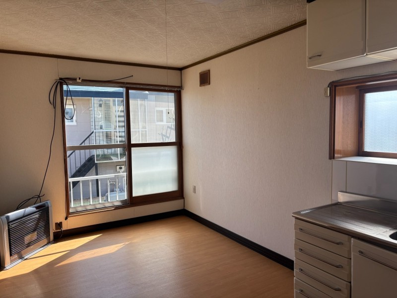 ＼リノベで生まれ変わる!?／【釧路市興津】神田マンションの居間・リビング|二面に窓があり開放的なダイニングキッチン。