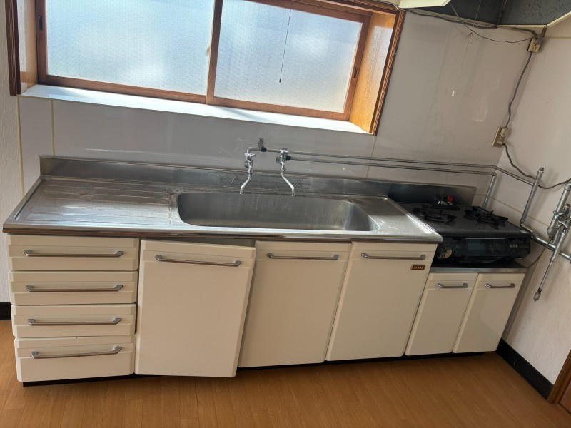 ＼リノベで生まれ変わる!?／【釧路市興津】神田マンションのキッチン|シンクとガス台があり、引き出しも充実したキッチン。