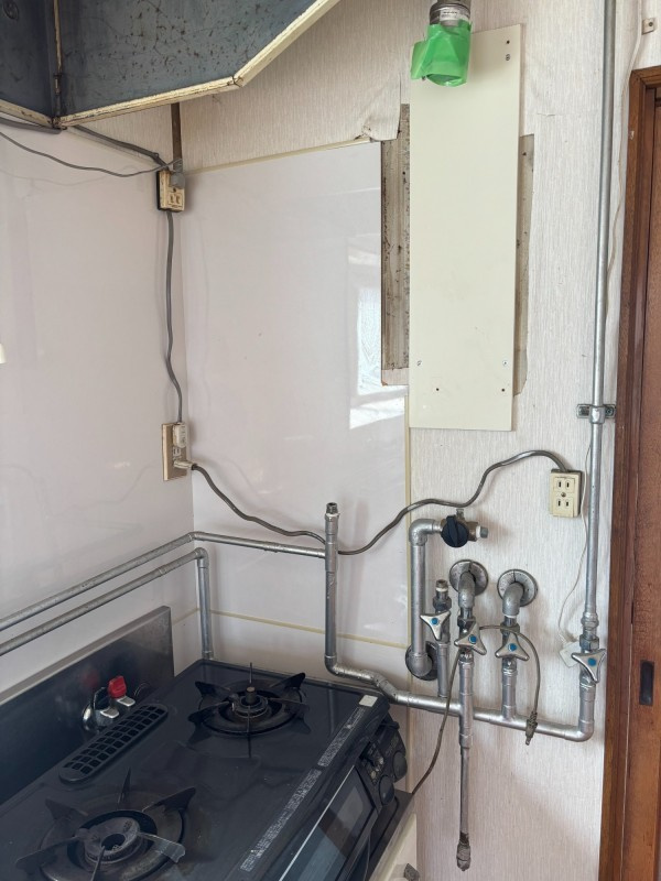 ＼リノベで生まれ変わる!?／【釧路市興津】神田マンションのキッチン|調理しやすい壁付けのガスコンロスペースです。