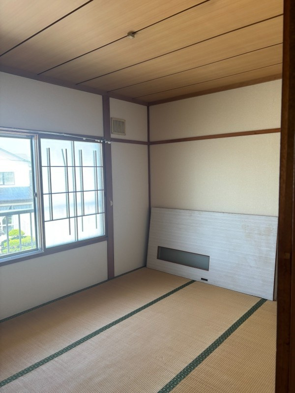 ＼リノベで生まれ変わる!?／【釧路市興津】神田マンションの和室|窓と換気口があり、空気の入れ替えもできる和室です。