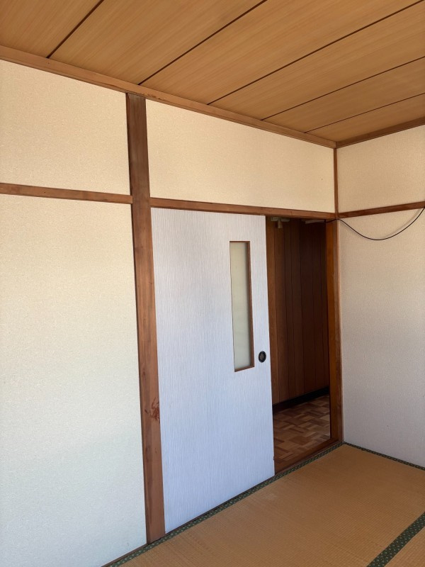 ＼リノベで生まれ変わる!?／【釧路市興津】神田マンションの和室|隣室との行き来がスムーズな廊下付き。