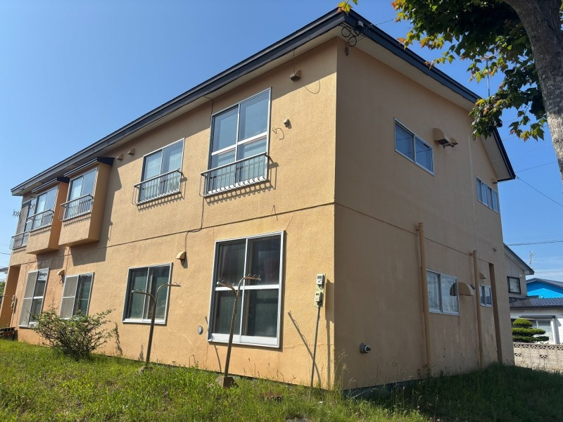 ＼リノベで生まれ変わる!?／【釧路市興津】神田マンションの外観|角地ならではの開放感！窓が多く陽当りの良い物件です。