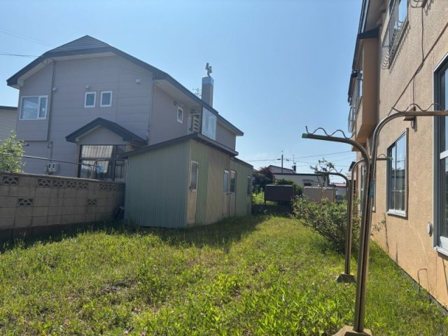 ＼リノベで生まれ変わる!?／【釧路市興津】神田マンションのその他|建物裏側。広々とした敷地です！