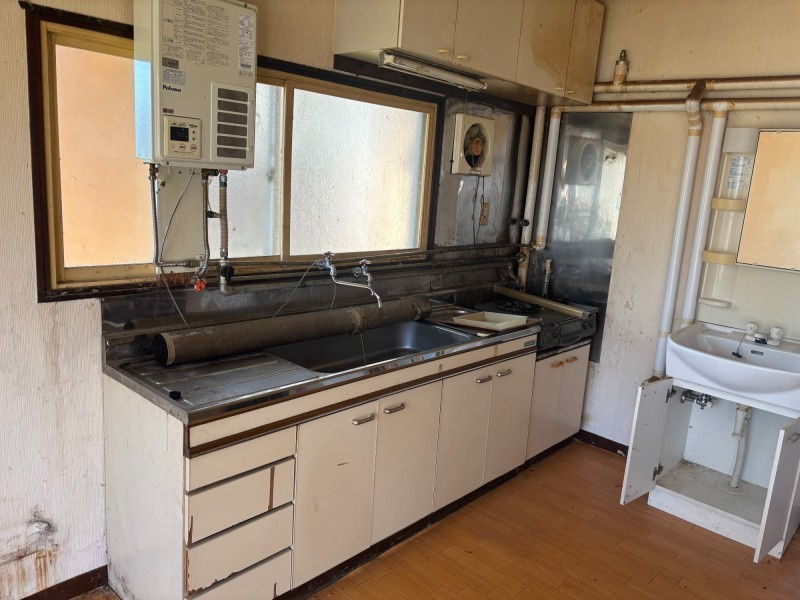 ＼リノベで生まれ変わる!?／【釧路市興津】神田マンションのキッチン|広々としたシステムキッチン。窓もあり、開放感があります。