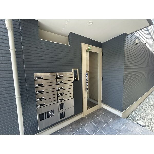 ザカラー東本町A棟のエントランス