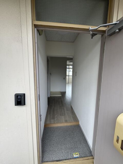 呉川町ハイツの玄関