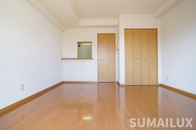 熊本市南区出仲間８丁目の賃貸マンションの居間・リビング