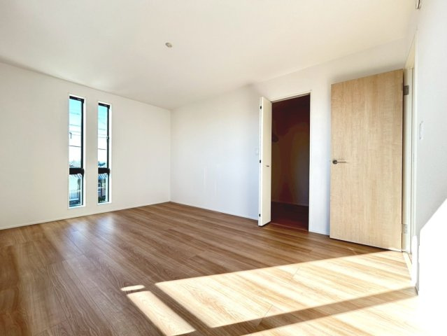 グラファーレ　一宮市大和町氏永　全3区画分譲の寝室|シンプルで機能的なインテリアを実現し、床材はお手入れも簡単で長く美しさを保つ加工を施しています。