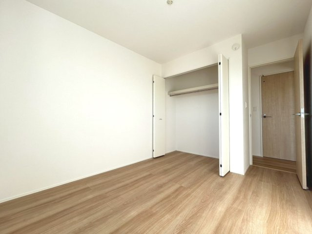 グラファーレ　一宮市大和町氏永　全3区画分譲の洋室|全居室にたっぷり収納できる大型収納を設置。窓ガラスは断熱性能や結露防止効果の高いペアガラスです。