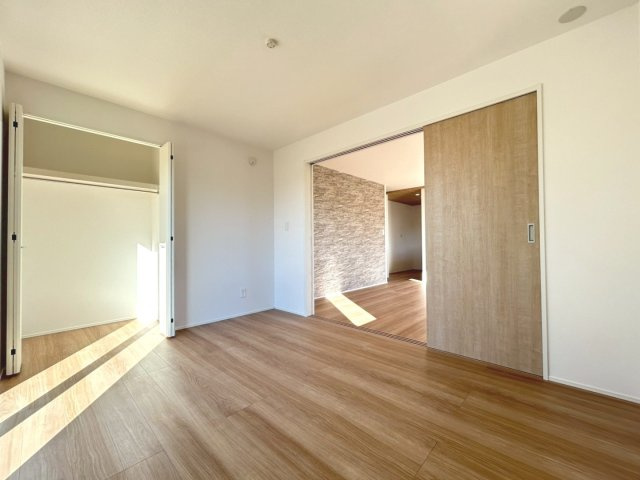 グラファーレ　一宮市大和町氏永　全3区画分譲の洋室|全居室にたっぷり収納できる大型収納を設置。窓ガラスは断熱性能や結露防止効果の高いペアガラスです。