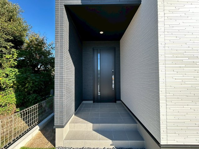 グラファーレ　一宮市大和町氏永　全3区画分譲の玄関|大容量のシューズ収納付きで玄関周りもすっきり！玄関ドアからの光が玄関ホールを明るくしてくれます。