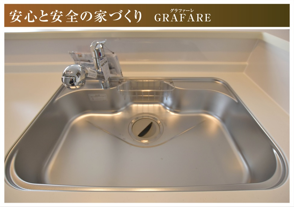 グラファーレ　一宮市大和町氏永　全3区画分譲のキッチン|お手入れが楽なステンレスをワークスペース部分に使用した機能的で美しいシステムキッチンを使用しています