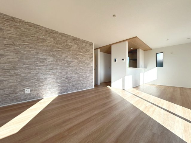 グラファーレ　一宮市大和町氏永　全3区画分譲の居間・リビング|シンプルでモダンなデザインで床材は複合基材でキャスター傷や落下傷に強さを発揮します。