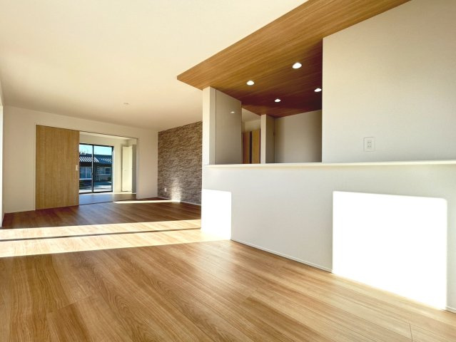 グラファーレ　一宮市大和町氏永　全3区画分譲の居間・リビング|（別角度）シンプルでモダンなデザインで床材は複合基材でキャスター傷や落下傷に強さを発揮します。