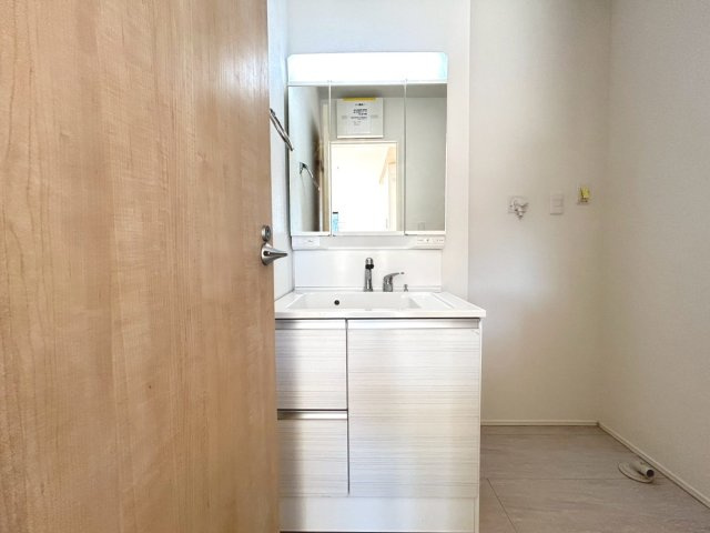 グラファーレ　一宮市大和町氏永　全3区画分譲の独立洗面台|人工大理石製のボウル一体カウンターでシンプルなデザインとたっぷり収納できるキャビネット付きです！