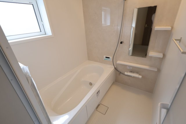 《仲介手数料無料》岩槻区大字岩槻5273-19(全1戸)新築一戸建てブルーミングガーデンの浴室|撮影日 　2025年11月6日 14:15 曇り