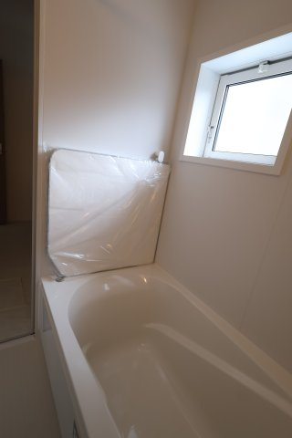 《仲介手数料無料》岩槻区大字岩槻5273-19(全1戸)新築一戸建てブルーミングガーデンの浴室|撮影日 　2025年11月6日 14:15 曇り