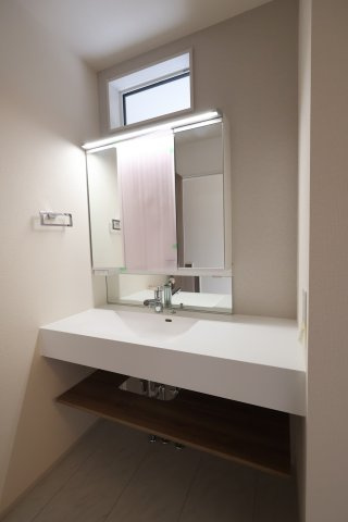 《仲介手数料無料》岩槻区大字岩槻5273-19(全1戸)新築一戸建てブルーミングガーデンの独立洗面台|撮影日 　2025年11月6日 14:15 曇り