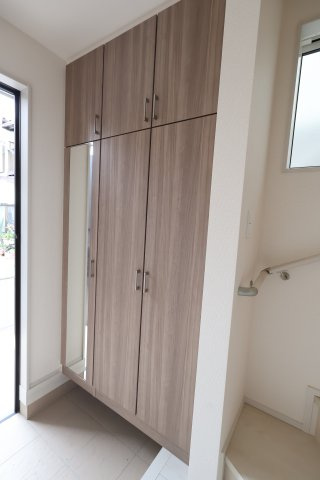 《仲介手数料無料》岩槻区大字岩槻5273-19(全1戸)新築一戸建てブルーミングガーデンの玄関|撮影日 　2025年11月6日 14:15 曇り